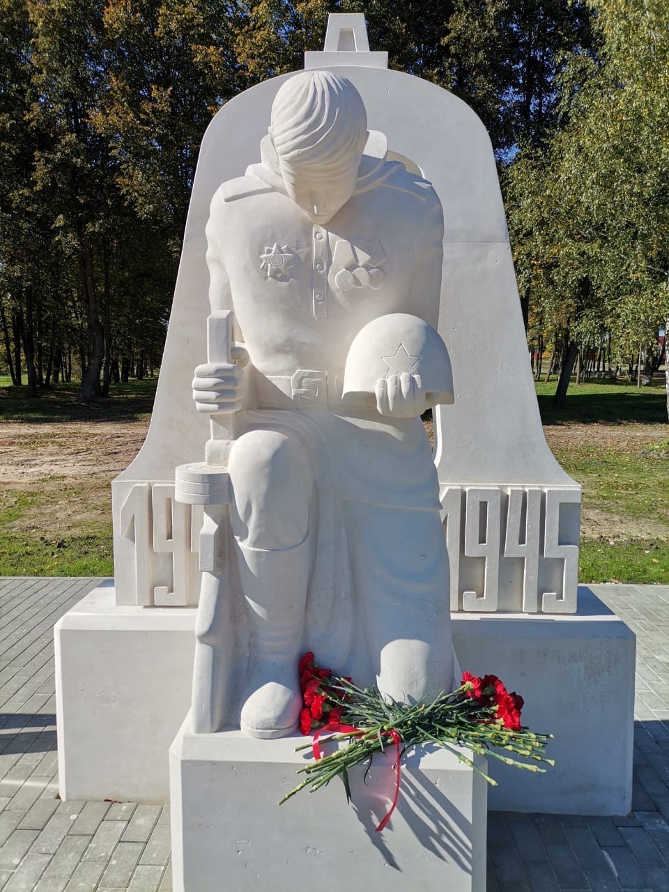 Народный памятник в поселке Красный Маяк
