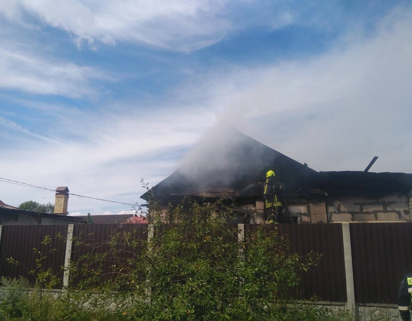 В Коврове сгорел жилой дом и хозблок