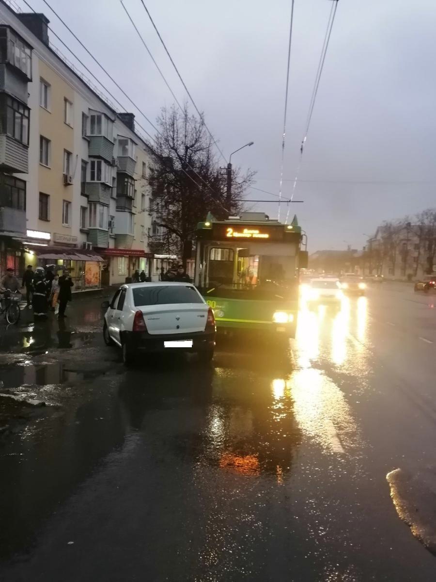 В ДТП пострадали пассажиры троллейбуса