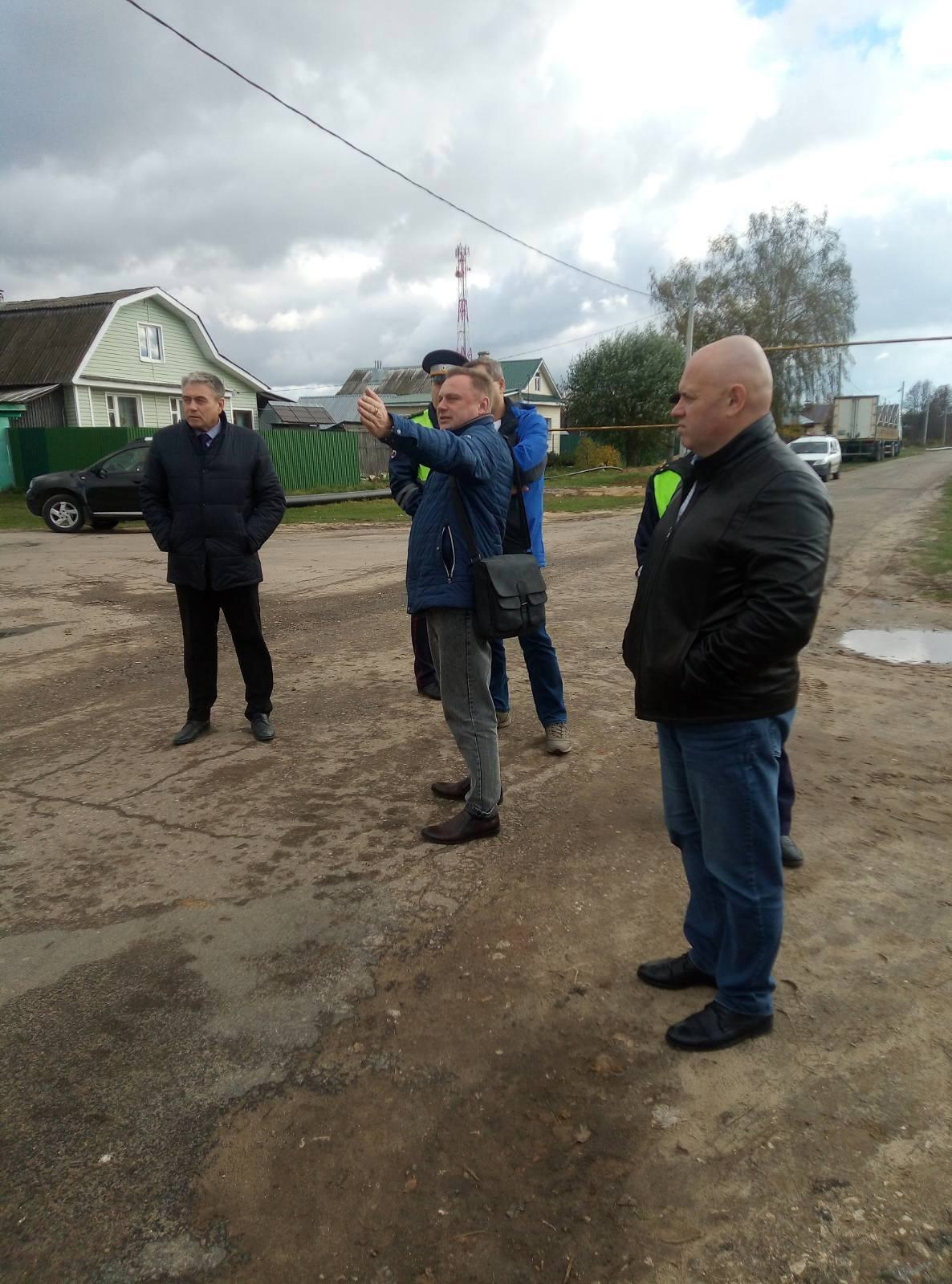 просьбой обустроить остановку в общественного транспорта в поселке