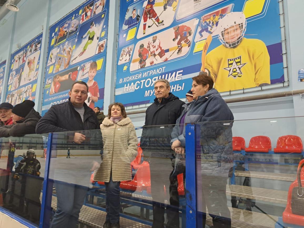 матч нашей хоккейной команды «Атлант» и команды из Иваново.
