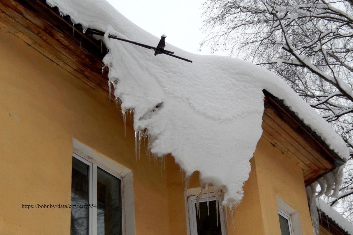 Сход снега с крыш и падение сосулек можно и нужно предупреждать