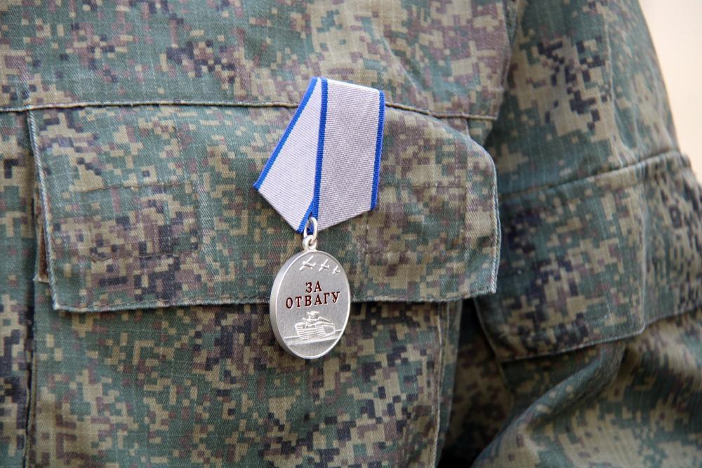 Губернатор вручил бойцу из Ковровского района медали «За отвагу»