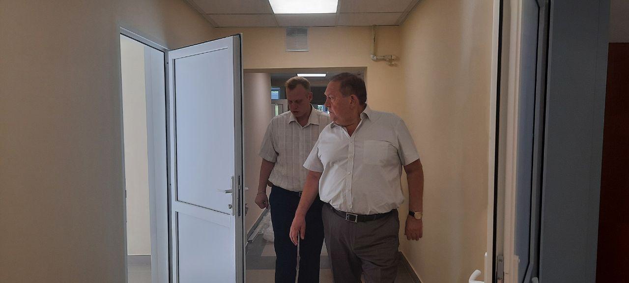 Константин Баранов и Вячеслав Скороходов проконтролировали ход ремонта Ивановской больницы