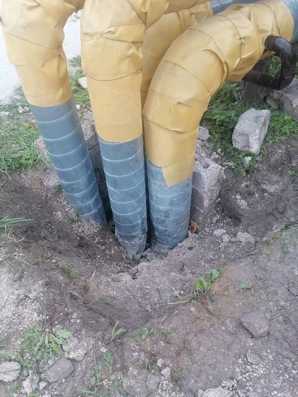 14 августа женщина провалилась между труб теплотрассы и застряла