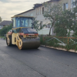 Благоустройство в действии: в поселке Пакино асфальтируют придомовую территорию